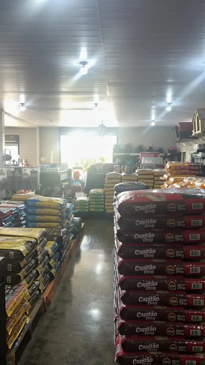 Corredor de rações para cães e gatos com sacarias empilhadas